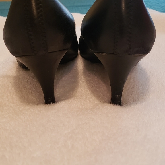 Tahari black pumps - Picture 3 of 6